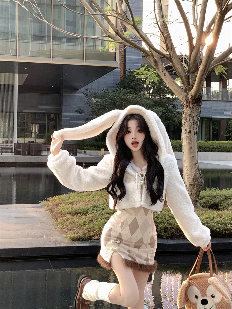 Real shot of Warm Bunny White Slim Fit Hooded Plush Ultra Short Jacket Two-piece Suit for Women in Autumn and Winter