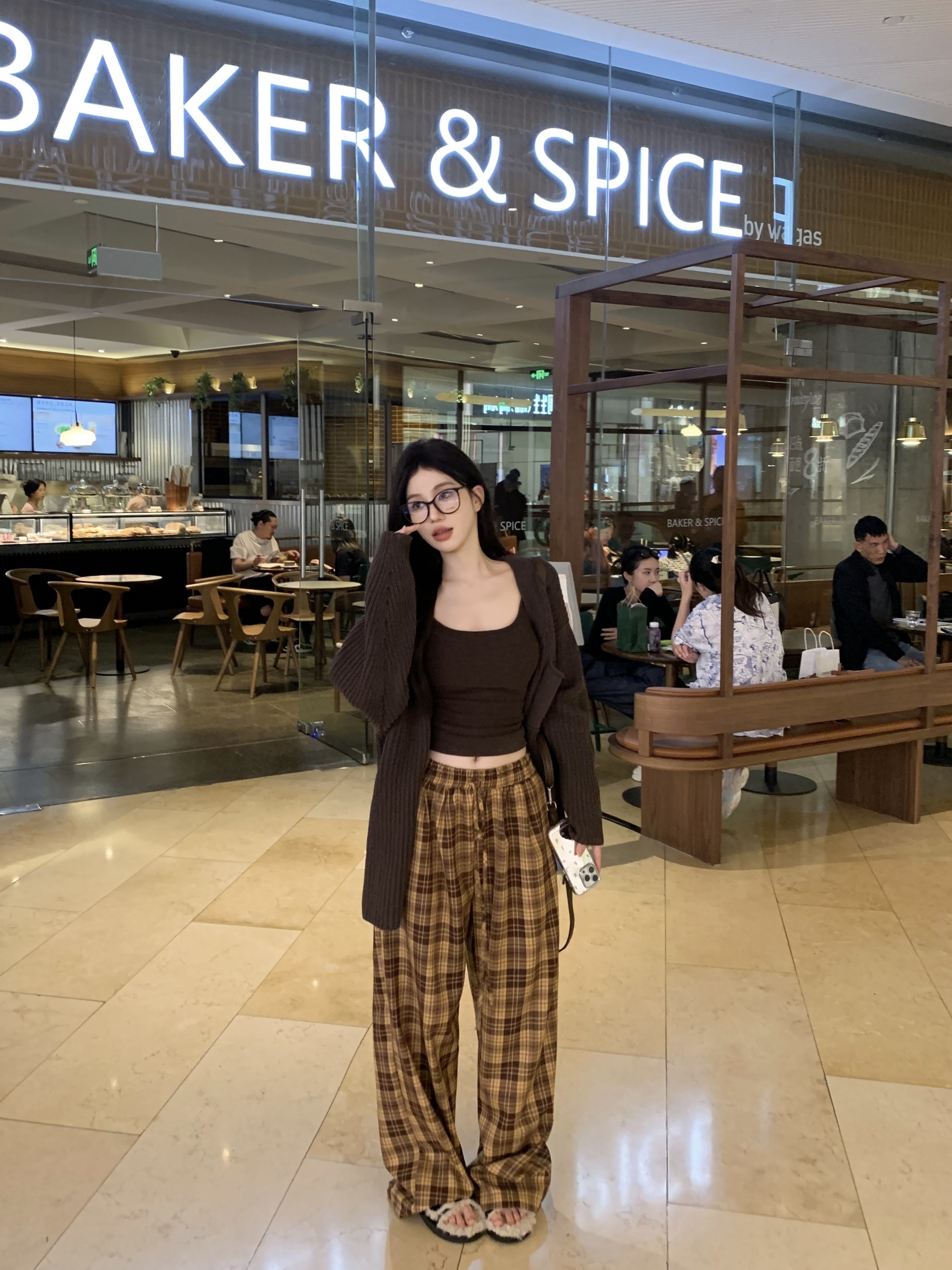 Real shot of lazy style autumn and winter outfit, lazy three-piece suit, strapless sweater, jacket and trouser suit