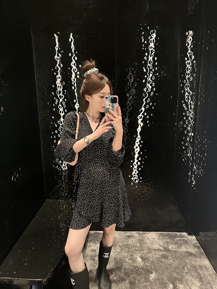 法式黑色波點碎花V領泡泡袖連衣裙女秋季2023新款小個子收腰短裙