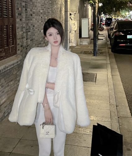 Actual shot of high-end imitation mink fur, soft, loose, slim, warm and versatile, with strappy fur coat