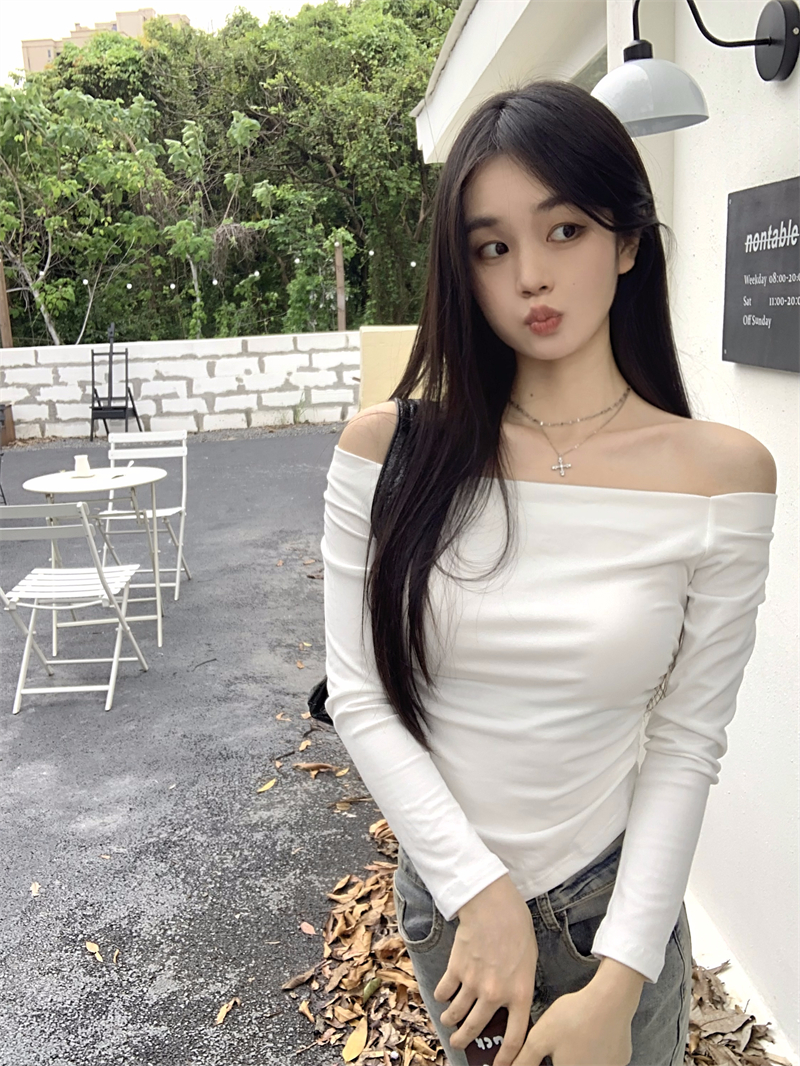 Real shot of one-shoulder irregular hem long-sleeved T-shirt
