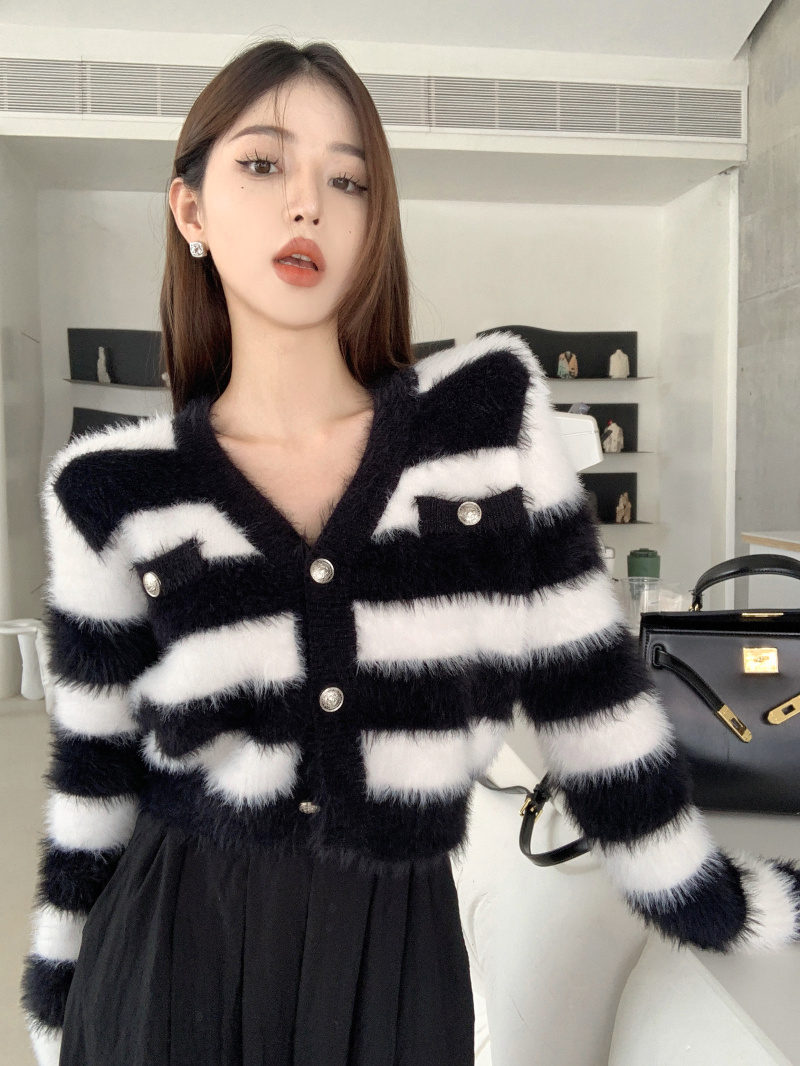 2023 autumn and winter new niche one-shoulder short sweater sweater loose long-sleeved top for women