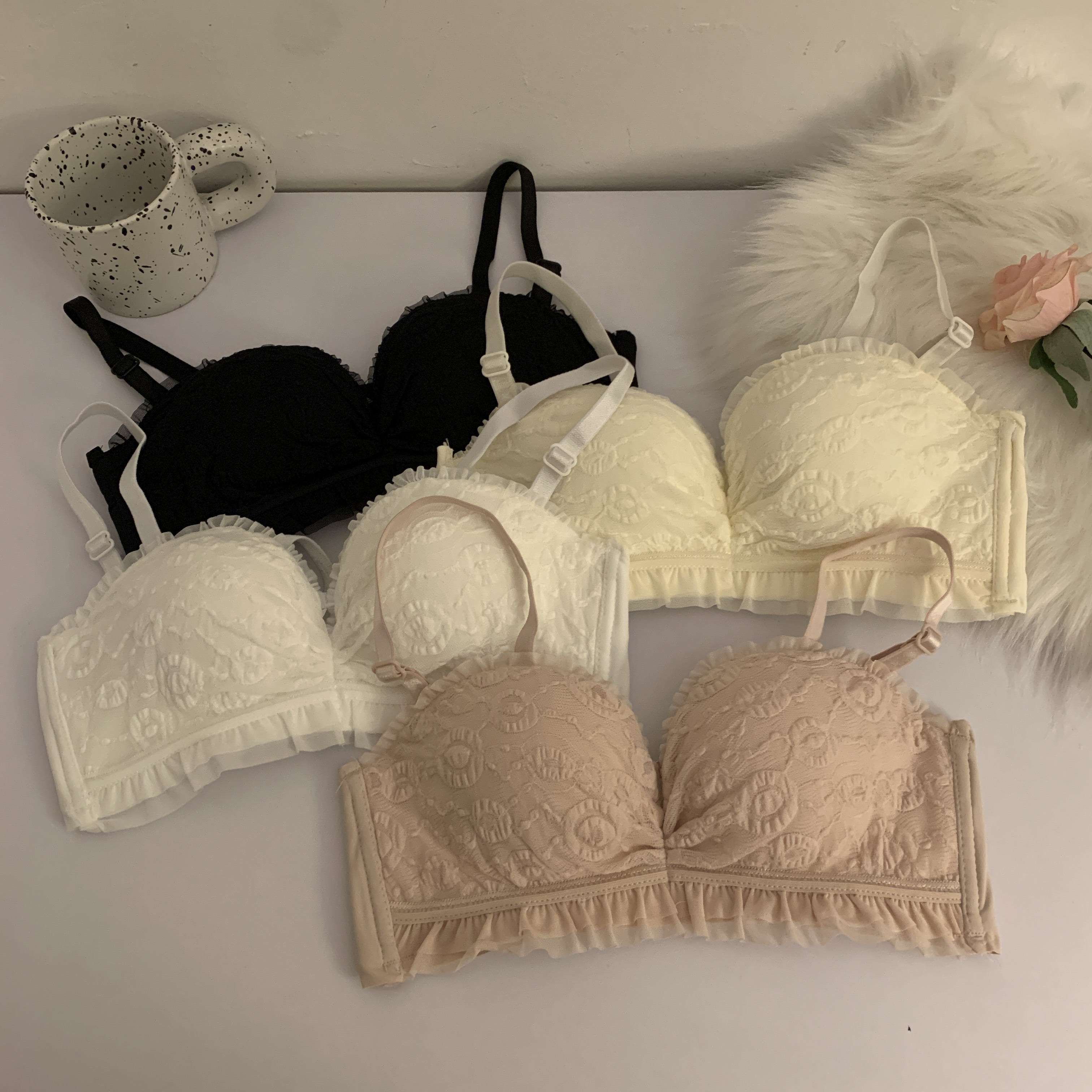 Real shot of sexy lace wire-free bra, small breasts appear larger, push-up bra, breast-reducing underwear