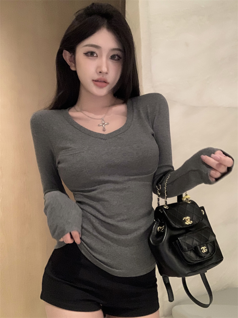 Actual shot of simple figure-showing v-neck bottoming long-sleeved T-shirt for women in autumn new style with pure lust style top