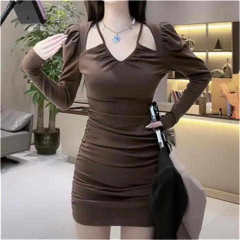連衣裙女2023秋季新款設計感褶皺性感裙子V領純欲辣妹包臀裙
