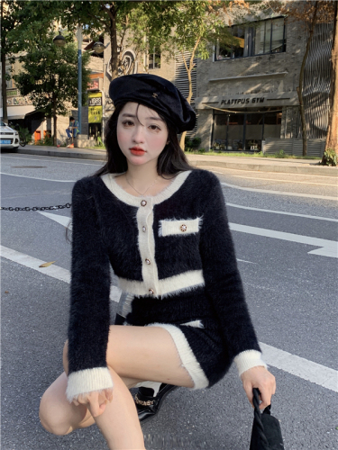 Actual shot of short, slim, contrasting mink fur long-sleeved sweater jacket, hip-covering skirt, two-piece set