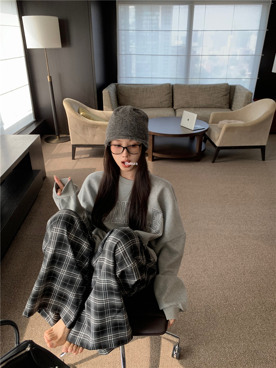 Actual shot of letter printed round neck sweatshirt for women, American retro Los Angeles loose top, plaid pants suit