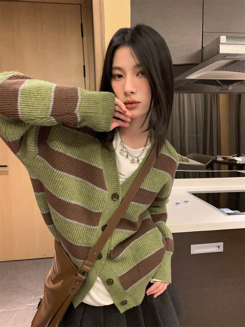 Real shot of hot girl pure desire striped knitted sweater cardigan in autumn lazy V-neck loose outer wear soft waxy sweater jacket