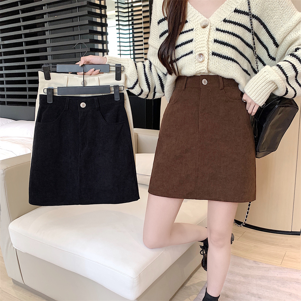 Real shot of short skirt for women in autumn and winter 2023 new retro corduroy skirt high waist slimming hip A-line skirt
