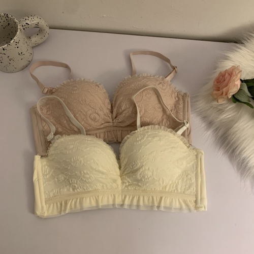 Real shot of sexy lace wire-free bra, small breasts appear larger, push-up bra, breast-reducing underwear