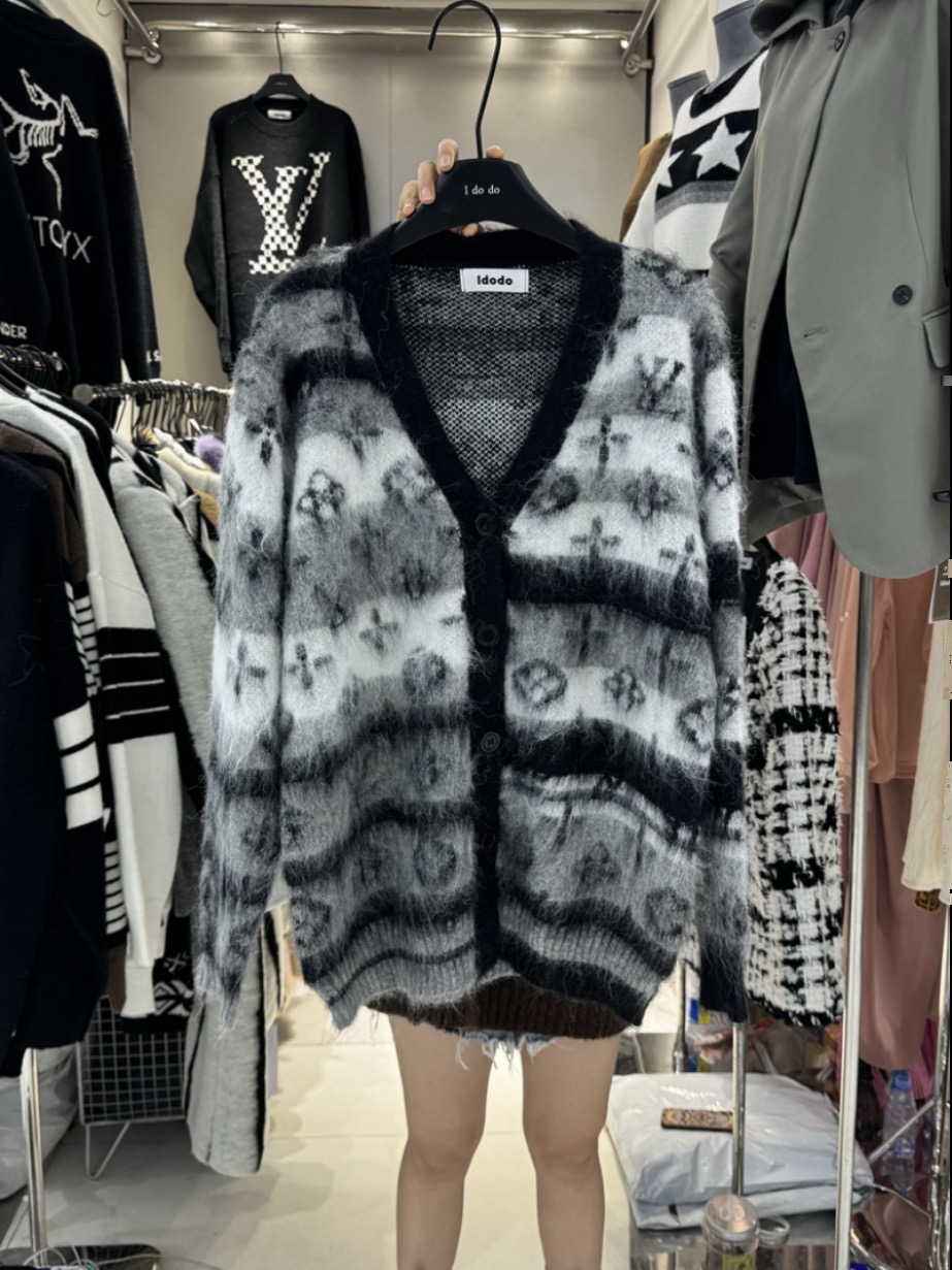 Korean design niche loose-fitting western-style printed knitted jacket fashionable V-neck literary series single-breasted sweater