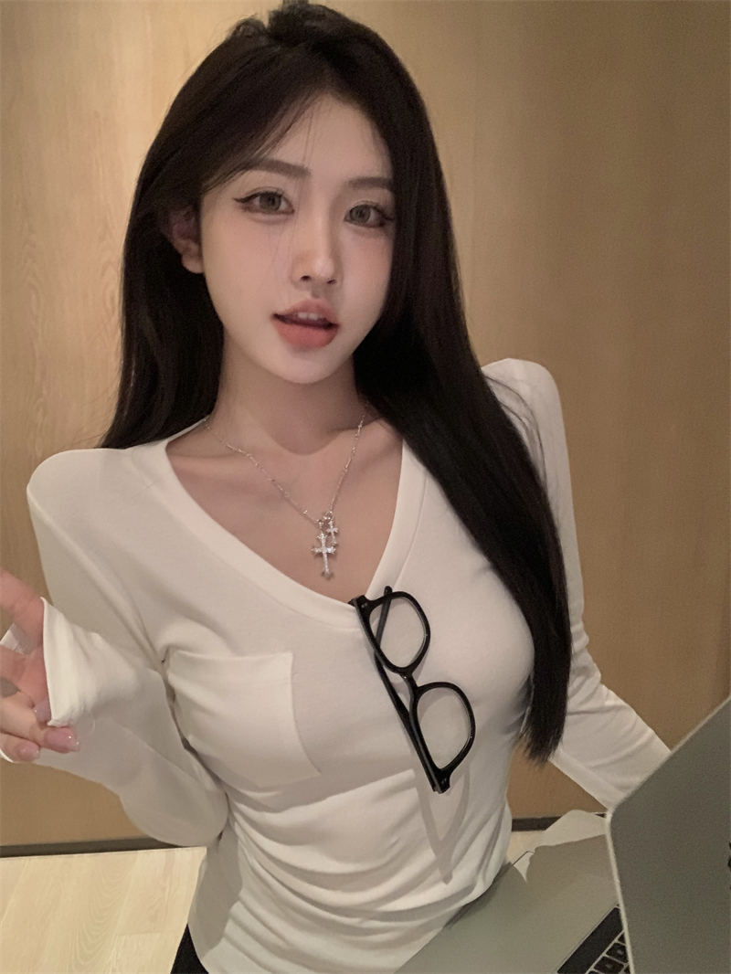 Actual shot of simple figure-showing v-neck bottoming long-sleeved T-shirt for women in autumn new style with pure lust style top