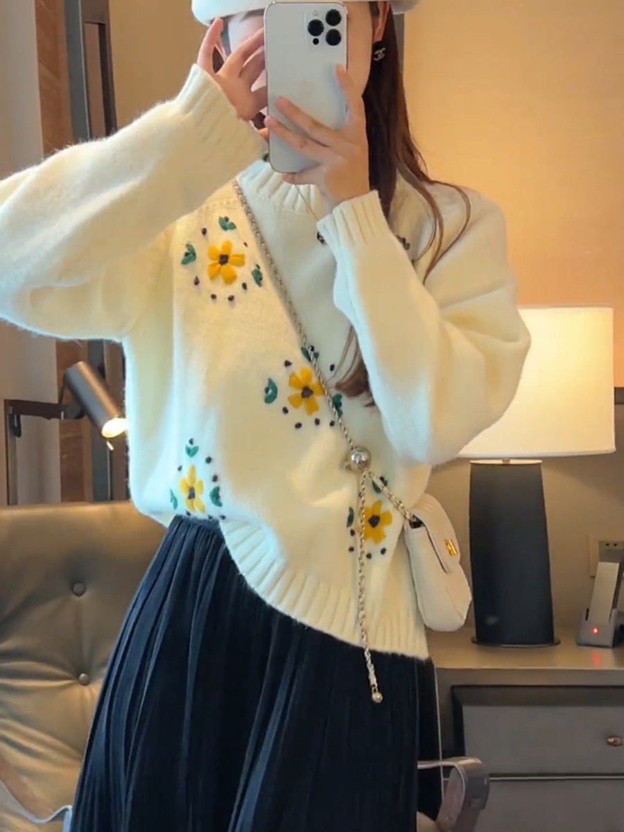 2023 Autumn and Winter New Fashion Hand-Embroidered Flower Knitted Sweater Women's Round Neck Pullover Versatile Long Sleeves