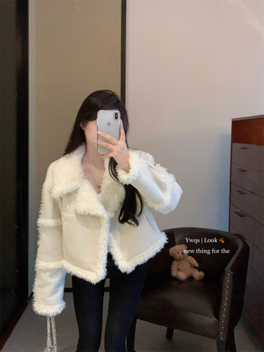 Real shot of lamb wool short coat for women in autumn, loose and warm, thickened stitching, high-end, temperament and small fragrance top