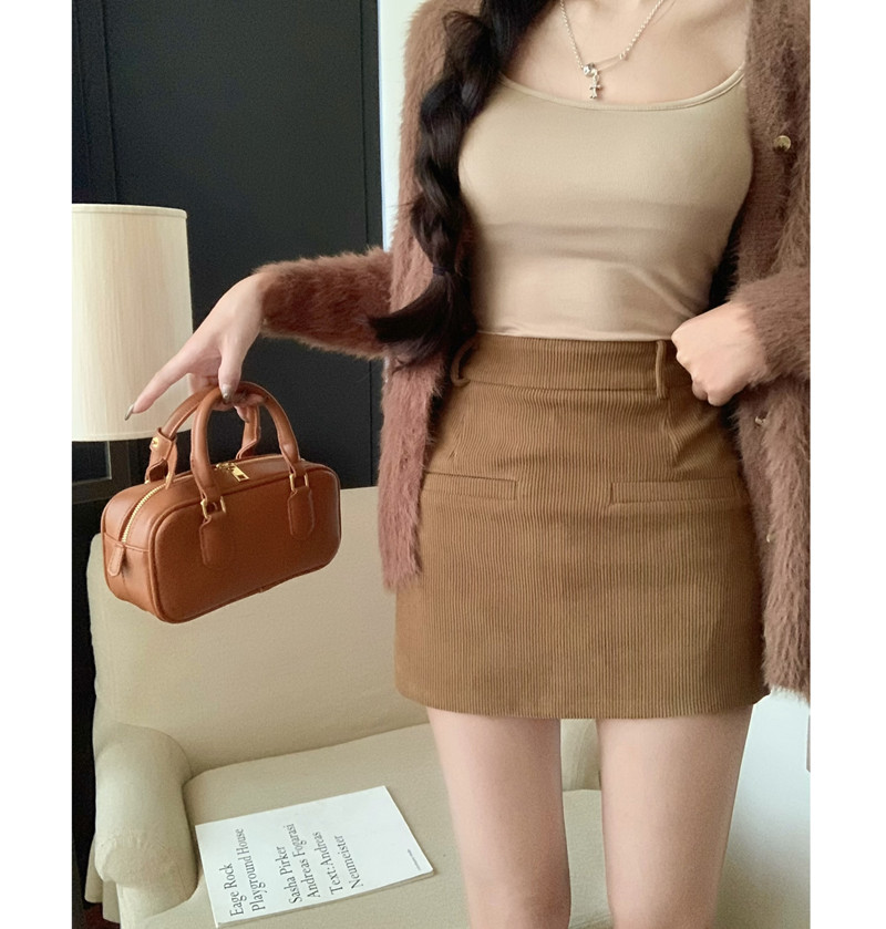 Actual shot of autumn London corduroy straight skirt women's new autumn simple commuting versatile short skirt