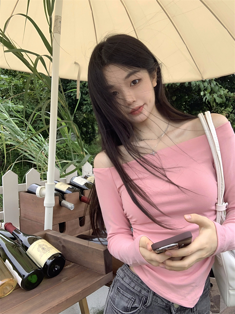 Real shot of one-shoulder irregular hem long-sleeved T-shirt