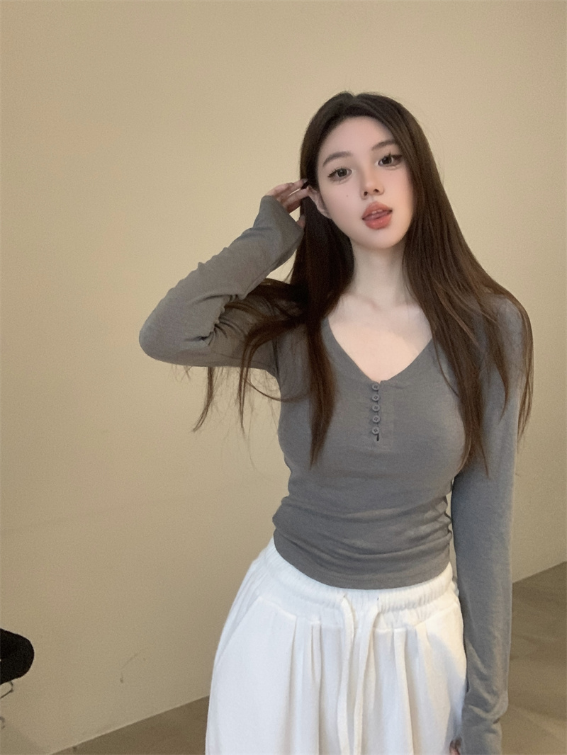 Actual shot of Pure Desire, gentle and slim fit, U-neck long-sleeved T-shirt worn with a half-open collar bottoming top