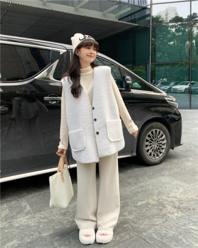 Real shot of V-neck lamb hair vest for women, fur integrated Korean version, slimming and temperament vest jacket