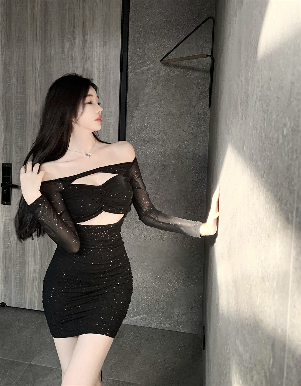 Actual shot of one-line collar, long-sleeved, sparkling hollow high-waist slimming hip-hugging dress
