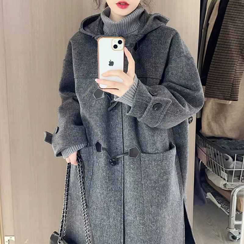 Hepburn style horn button woolen coat for women autumn and winter 2023 new style high-end thickened woolen coat for small people