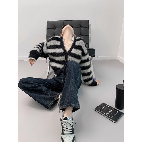 French gentle striped v-neck short sweater sweater coat Korean style lazy style niche gray knitted cardigan for women