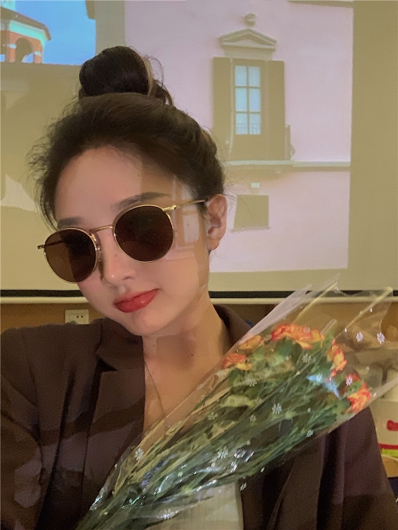 Real shot ~ Maillard wearing sunglasses, retro American hot girl trendy sunglasses, round frame metal frame glasses
