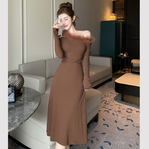 Real shot of a furry and slimming knitted dress with a neckline that changes instantly for women, a winter design high-waisted long skirt