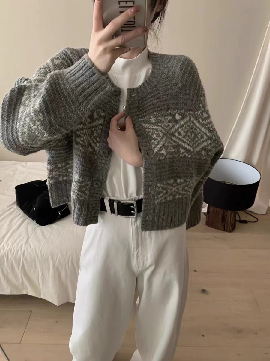 South Korea's Dongdaemun 2023 autumn and winter new women's round neck buttoned contrast color casual long-sleeved sweater