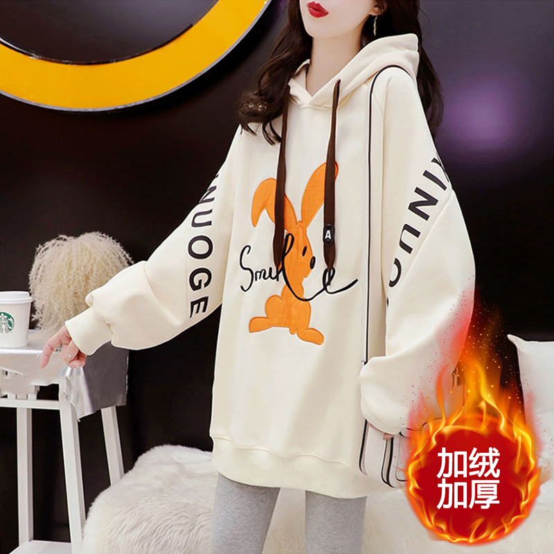 Official picture of Beibei Velvet 2023 autumn and winter rabbit embroidery versatile raglan hooded plus velvet sweatshirt for women