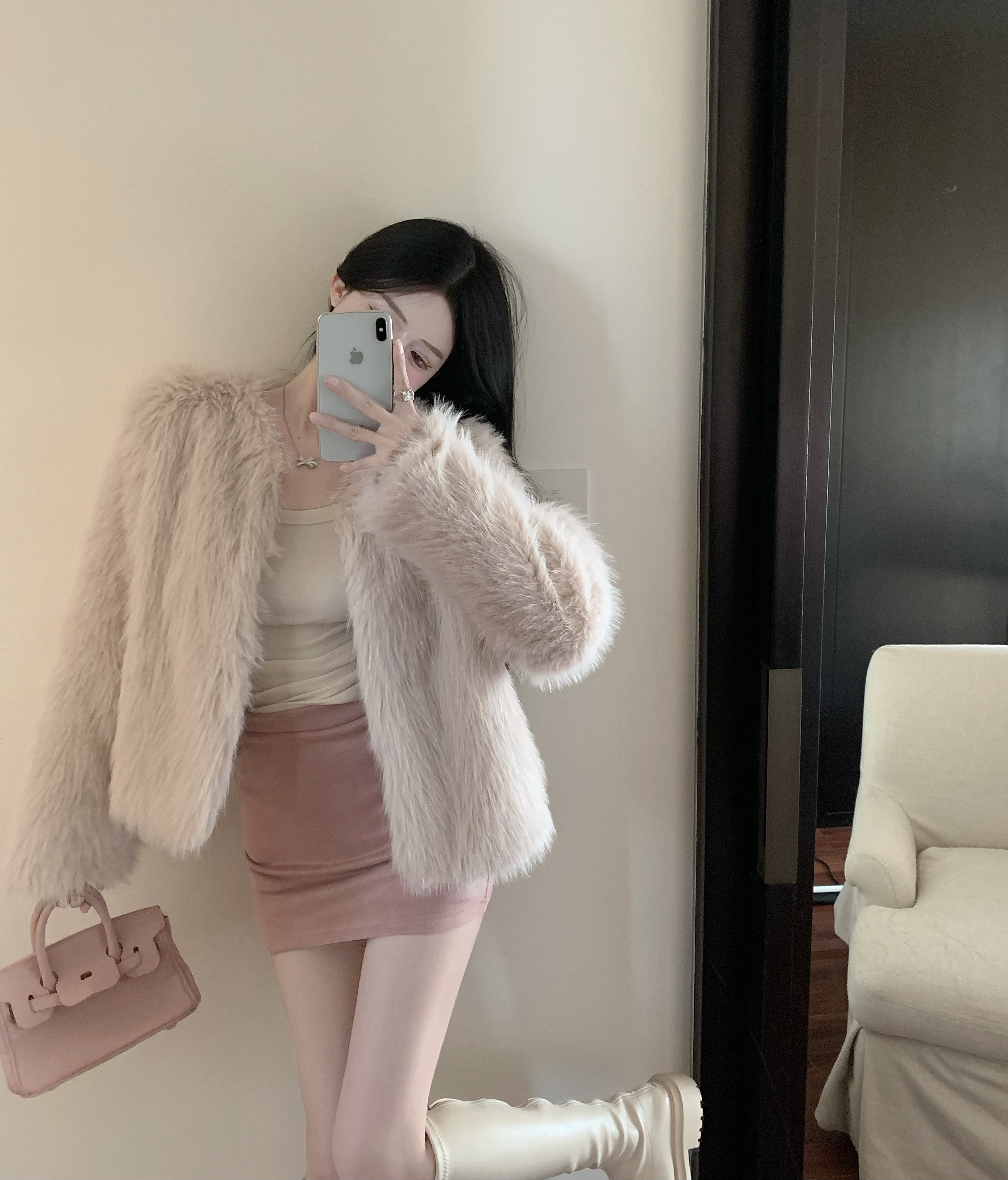 Real shot of high-end fur coat for ladies in autumn and winter, fashionable fur coat worn by socialites
