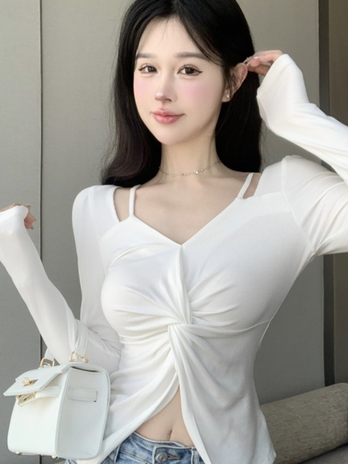 辣妹扭結V領長袖T恤打底衫女初秋設計感小眾短款高腰露臍鎖骨上衣