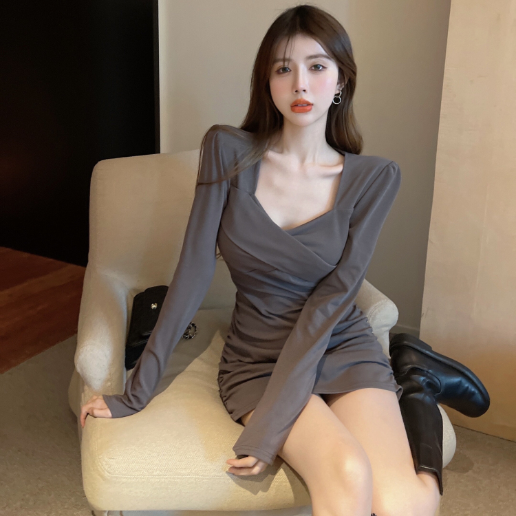 Black V-neck little black dress spring 2023 new large size fat girl pleated hip skirt slim slim dress