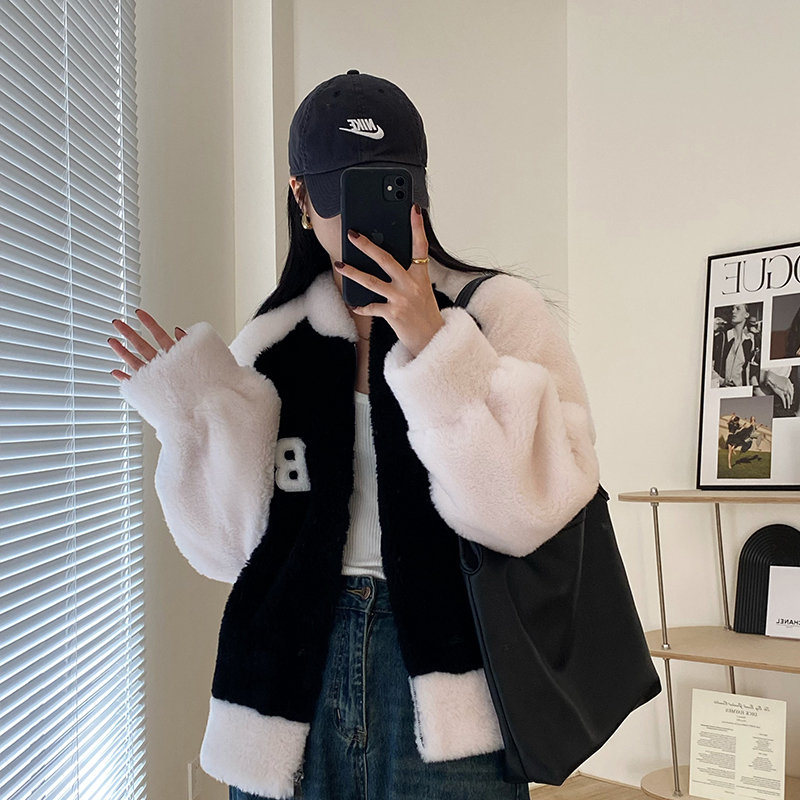 Winter new black and white with embroidery contrasting lamb wool short coat autumn and winter large size loose western style age-reducing top