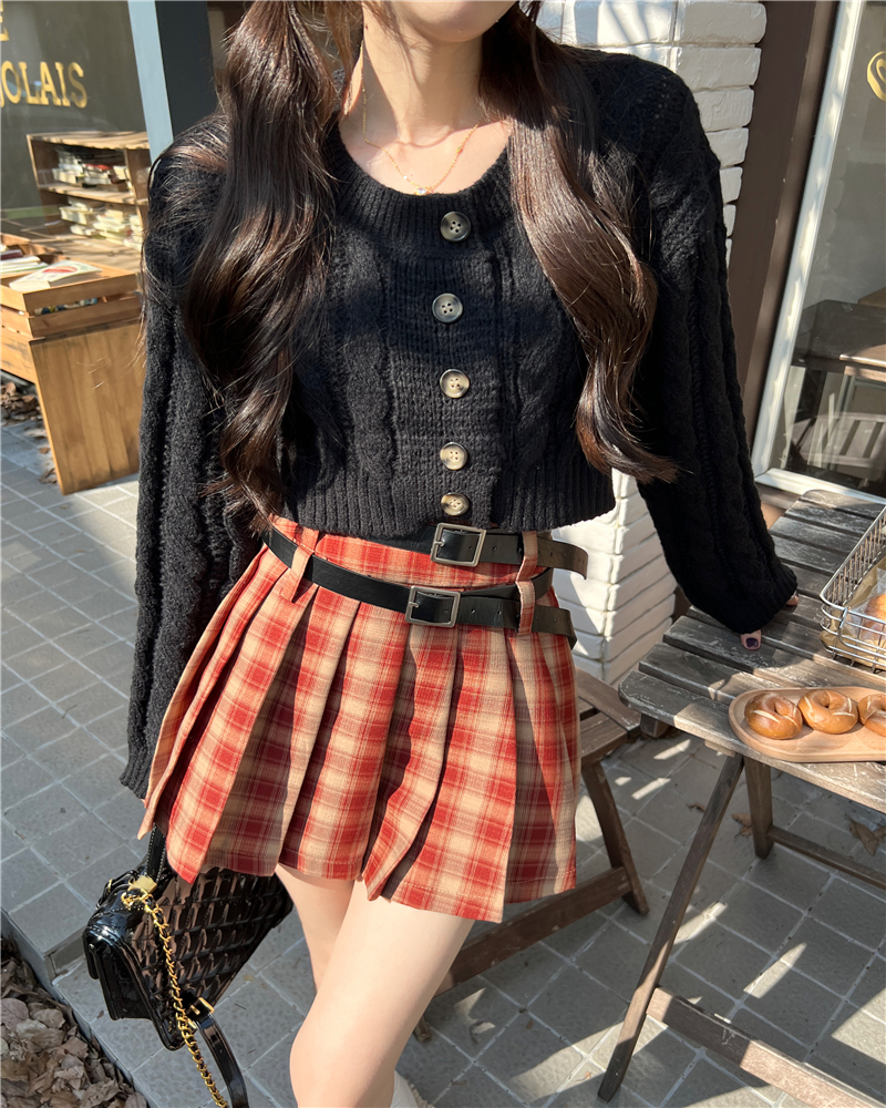 Real shot of hot girl short retro twist cardigan sweater new niche design round neck sweater