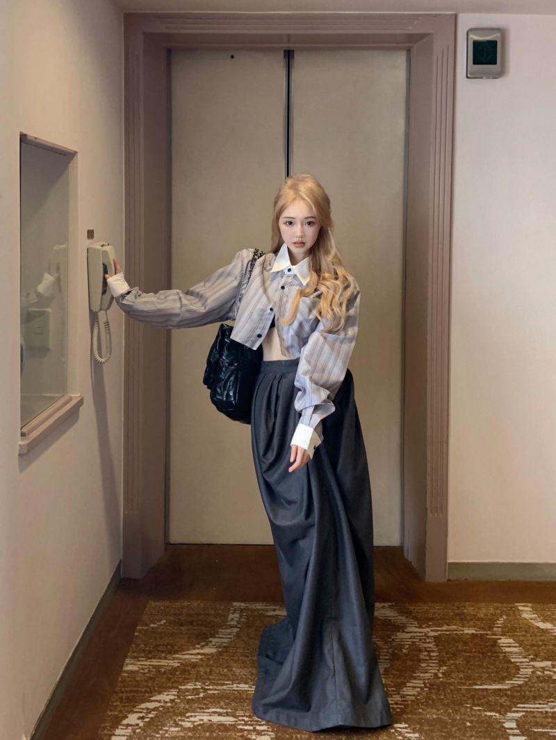 Real shot of the heroine with full aura, contrasting striped short shirt for women + gray wool skirt