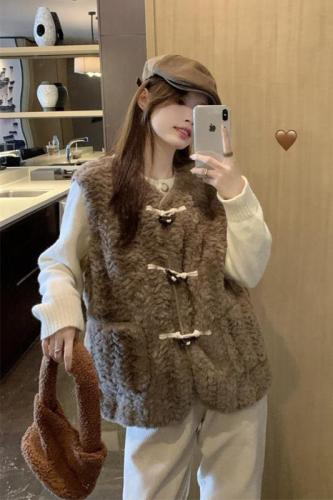 Actual shot of new autumn and winter Korean style horn button lamb hair vest short sleeveless fur one-piece jacket for women