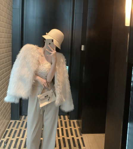 Real shot of high-end fur coat for ladies in autumn and winter, fashionable fur coat worn by socialites