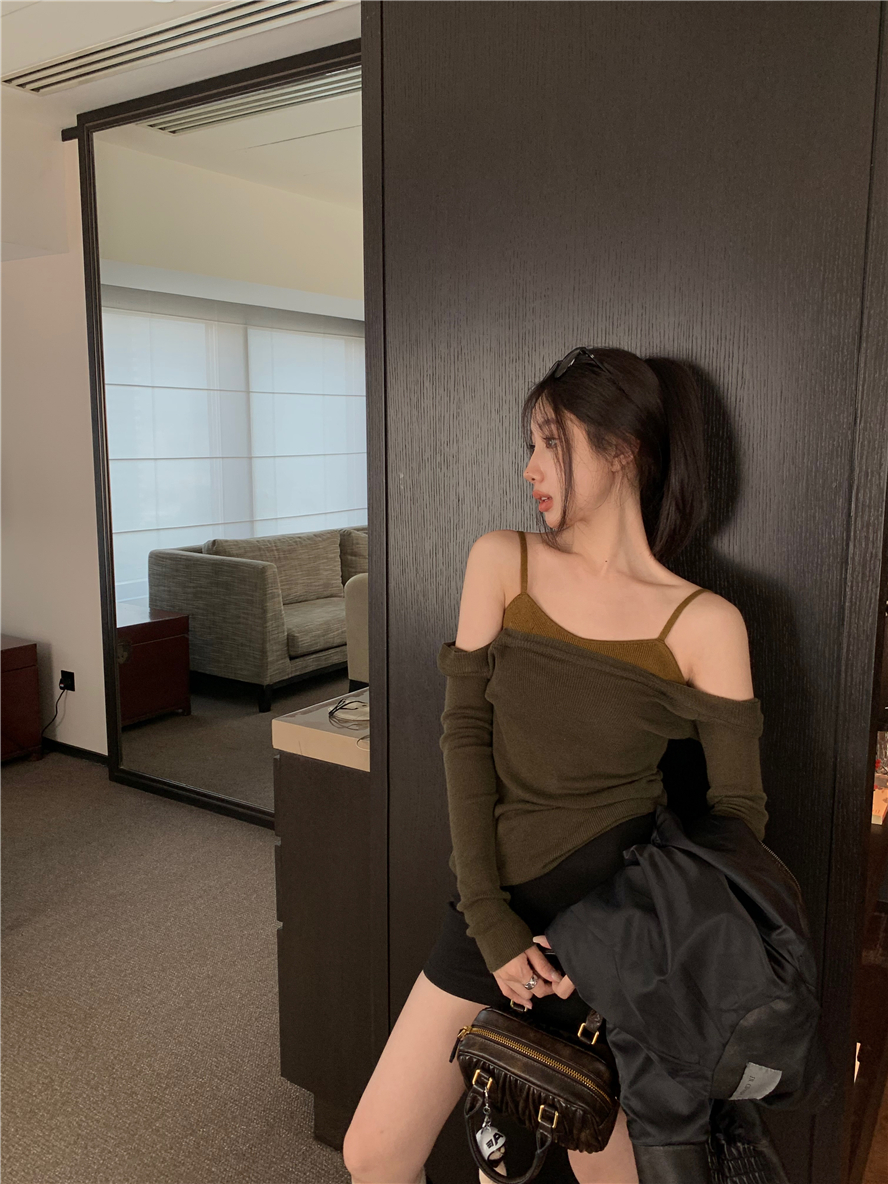 Real shot of hot girl tops, romantic, sweet and temperamental off-shoulder two-piece knitted sweater set for women