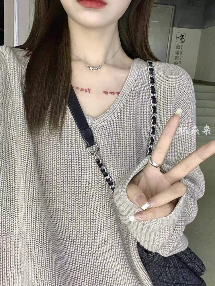 秋冬新款韓系慵懶風復古日系小眾設計感黑色v領大版毛衣女