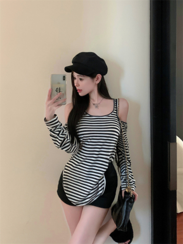 Real shot of black and white striped design long-sleeved off-shoulder top Korean style hot girl loose shoulder large T-shirt