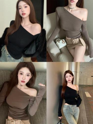 Real shot of sexy hot girl with irregular sloping shoulders, slim fit, long-sleeved T-shirt top, bottoming shirt