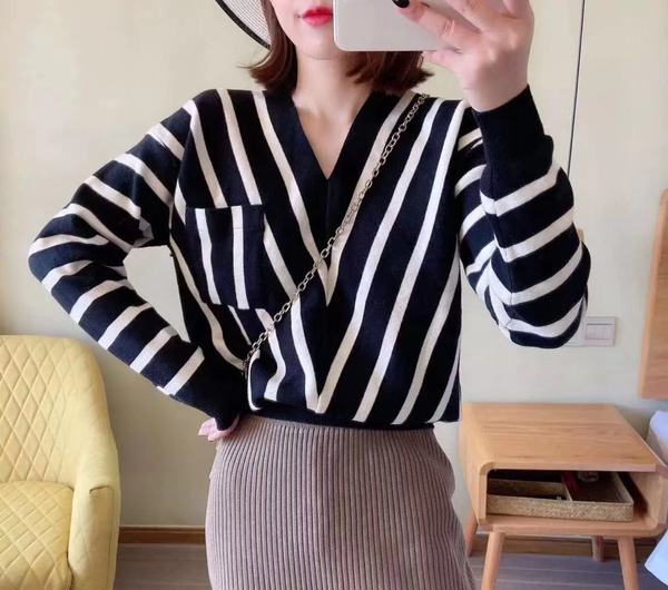 European station 2023 autumn and winter new loose V-neck striped long-sleeved sweater women's design Korean top