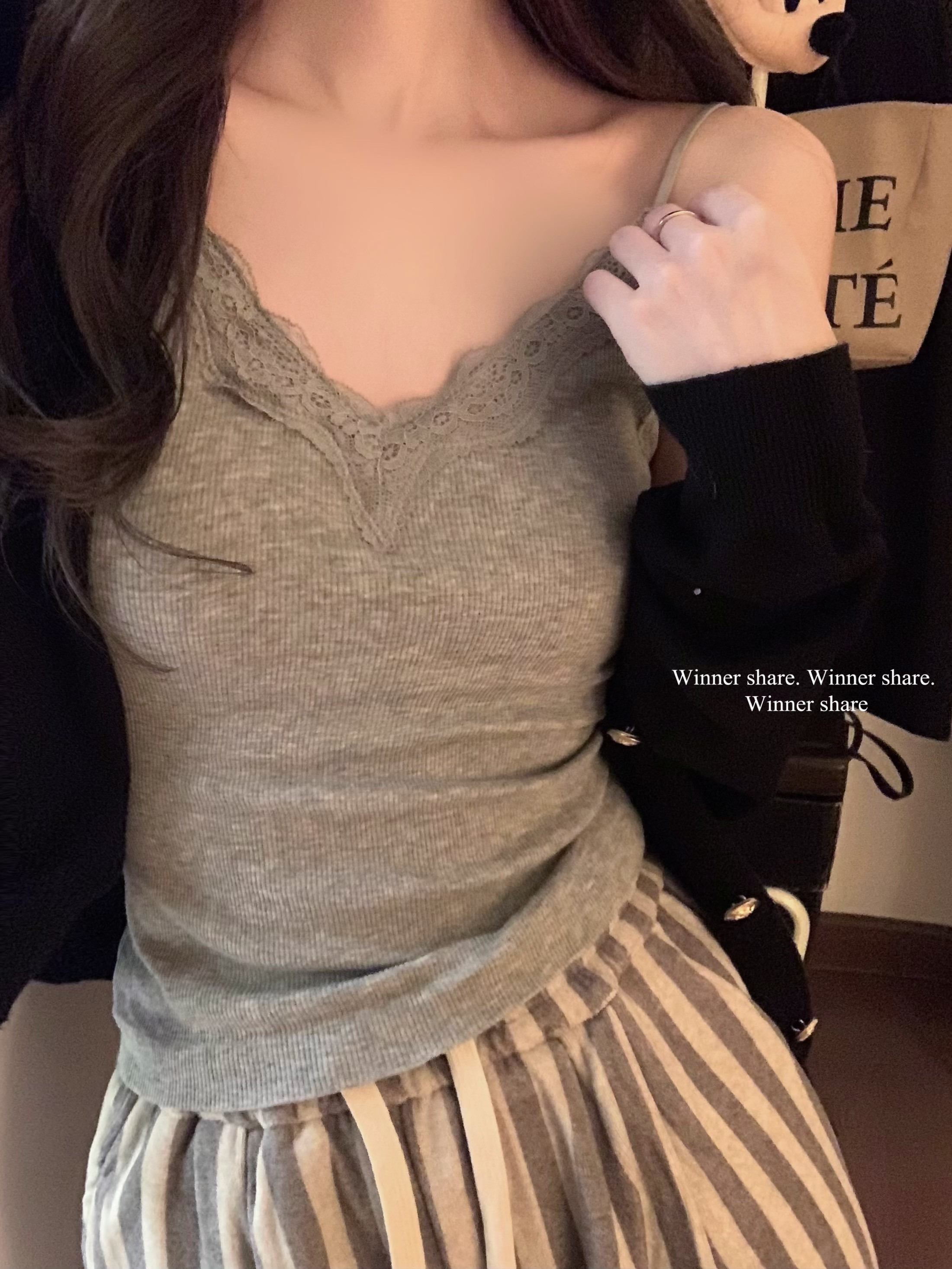 實拍~蕾絲拼接吊帶背心帶胸墊磨毛打底V領上衣