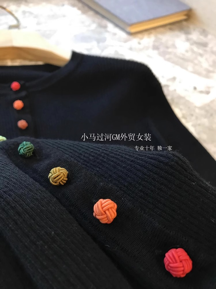 這小衫也太好看了吧！30羊絨70羊毛~中式彩色紐扣圓領針織衫外套