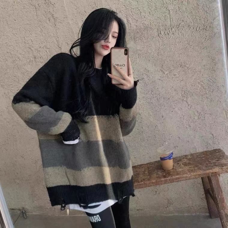 秋冬新款大碼女裝大板型流行設計感破洞拼色毛衣慵懶風chic上衣
