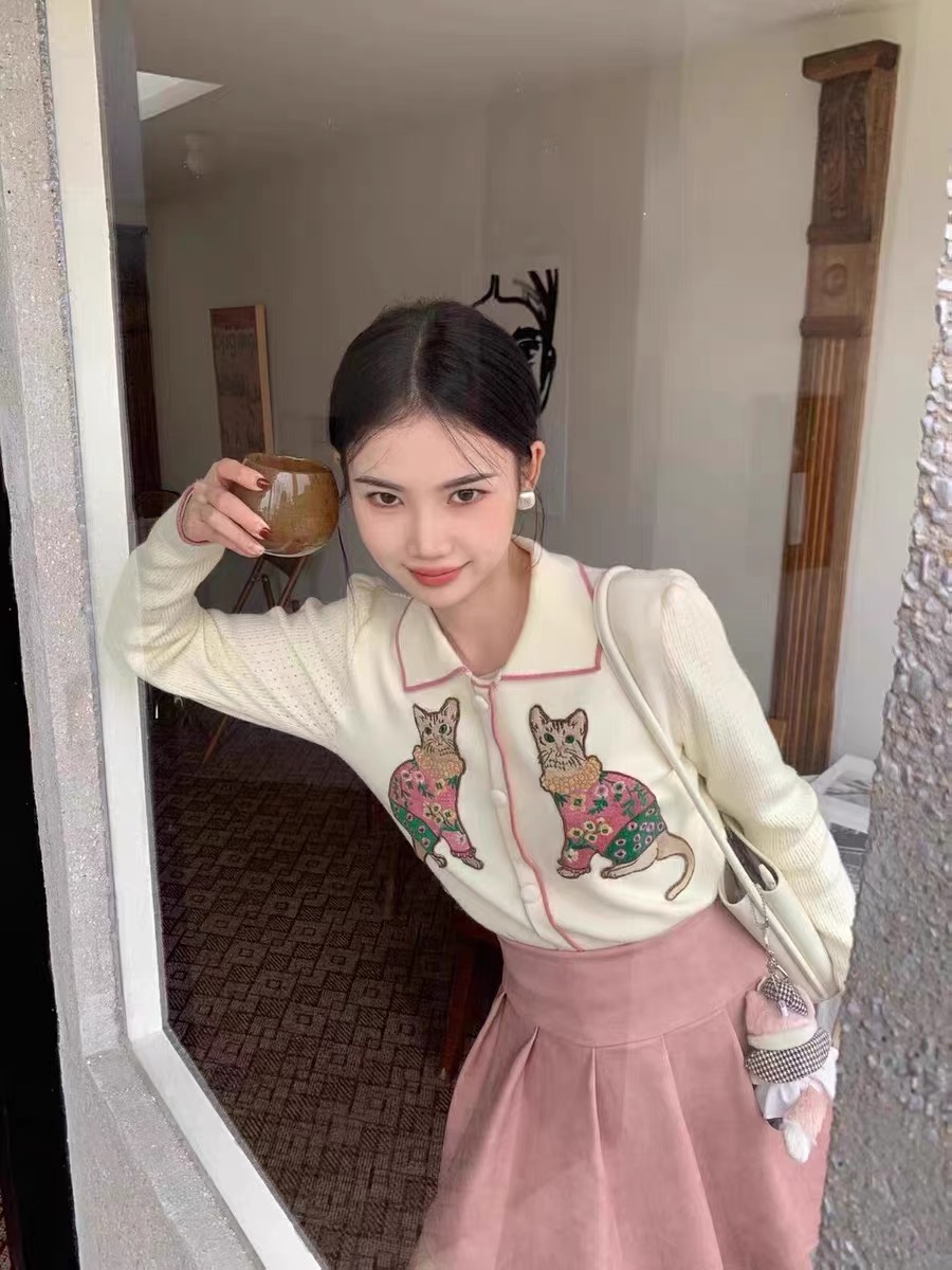 今年流行漂亮設計感小眾娃娃領刺繡針織開衫女秋冬季甜美顯瘦上衣