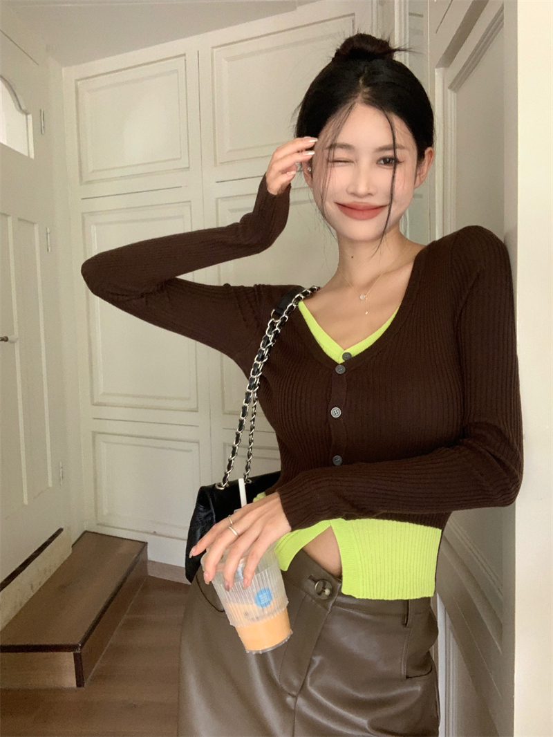 實拍～撞色假兩件長袖薄款針織衫女早秋新品V領短款修身上衣