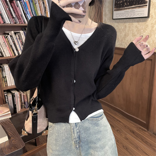 Real shot of fake two-piece contrasting color design V-neck knitted cardigan, lazy style soft waxy sweater with inner top