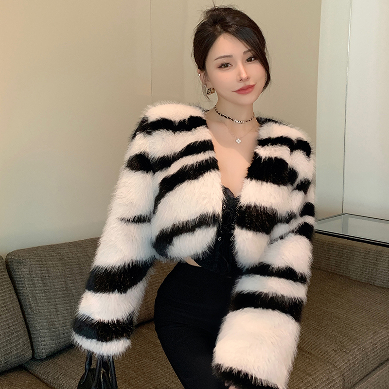 Actual shot of 2023 new winter zebra print fur coat for women, short, small, fragrant, western style, loose and slim, trendy top