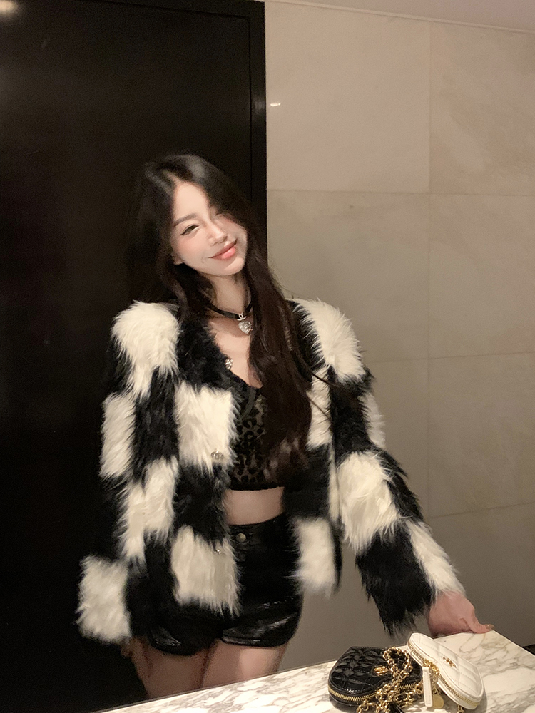 Actual shot, ancient atmosphere, black and white contrasting colors, fashionable and versatile fur coat, imitation fur crocheted coat